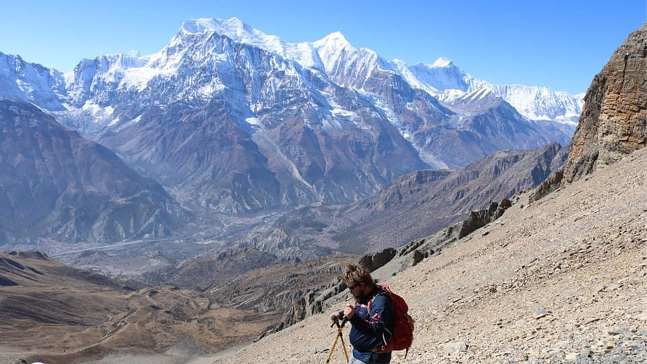 trekkers on nar phu trek