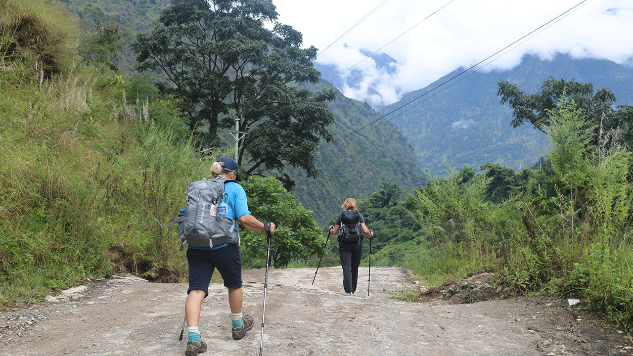 group vs private nar phu trek